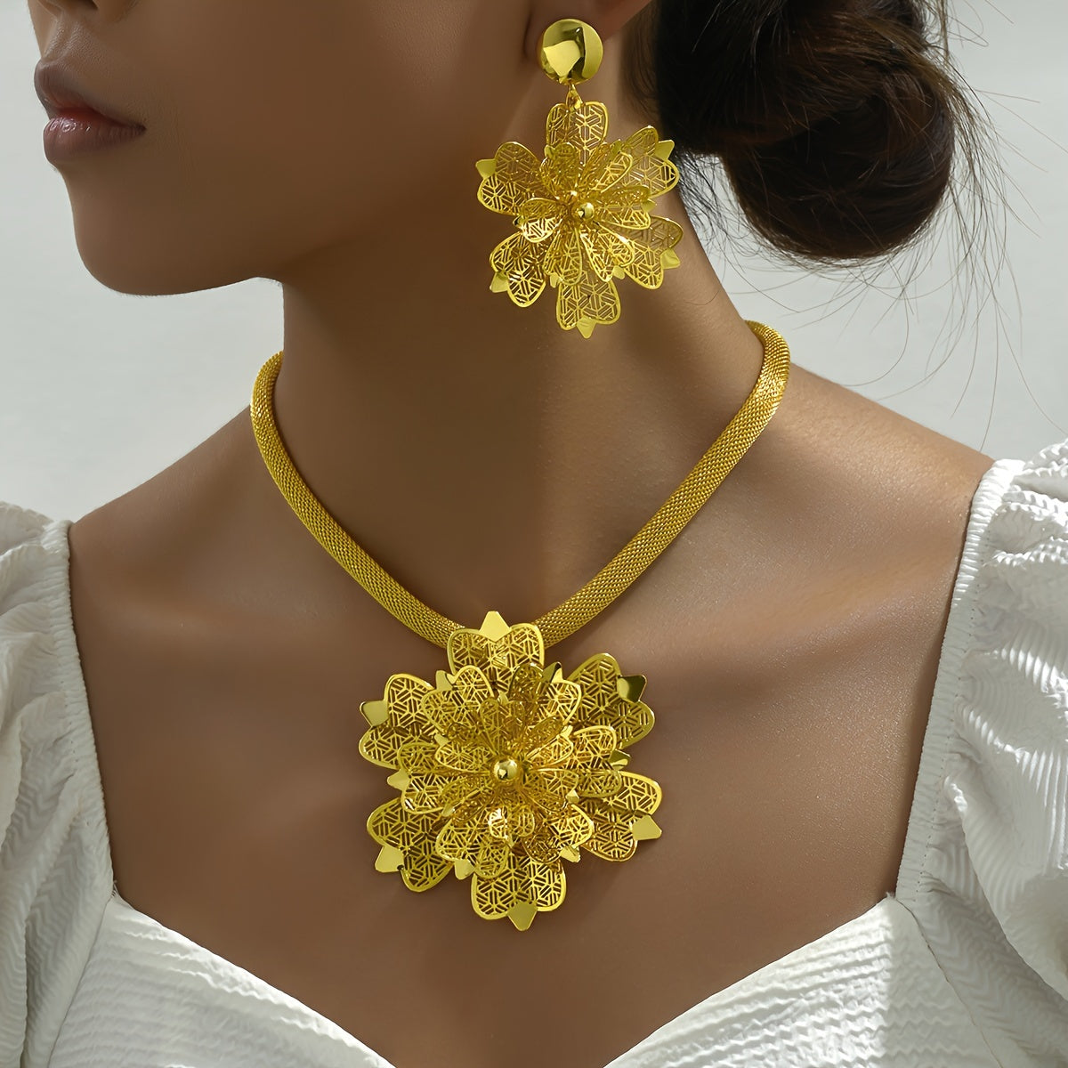 Ensemble de trois pièces à la mode, exquis et élégant