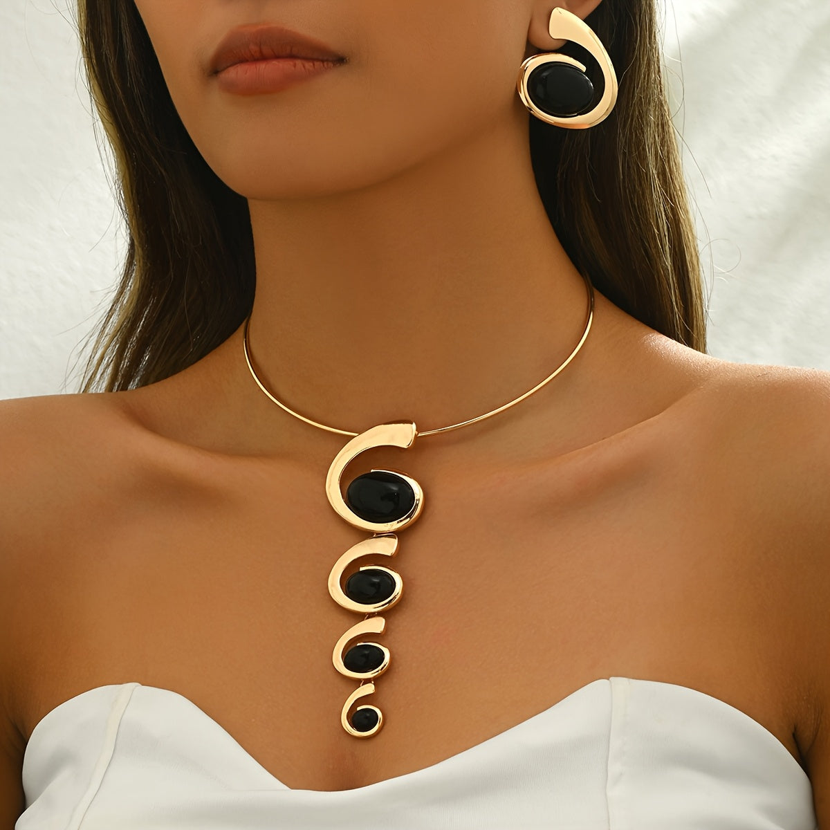 Un ensemble de trois bijoux à la mode pour femmes, avec un long collier pendentif avec plusieurs tailles