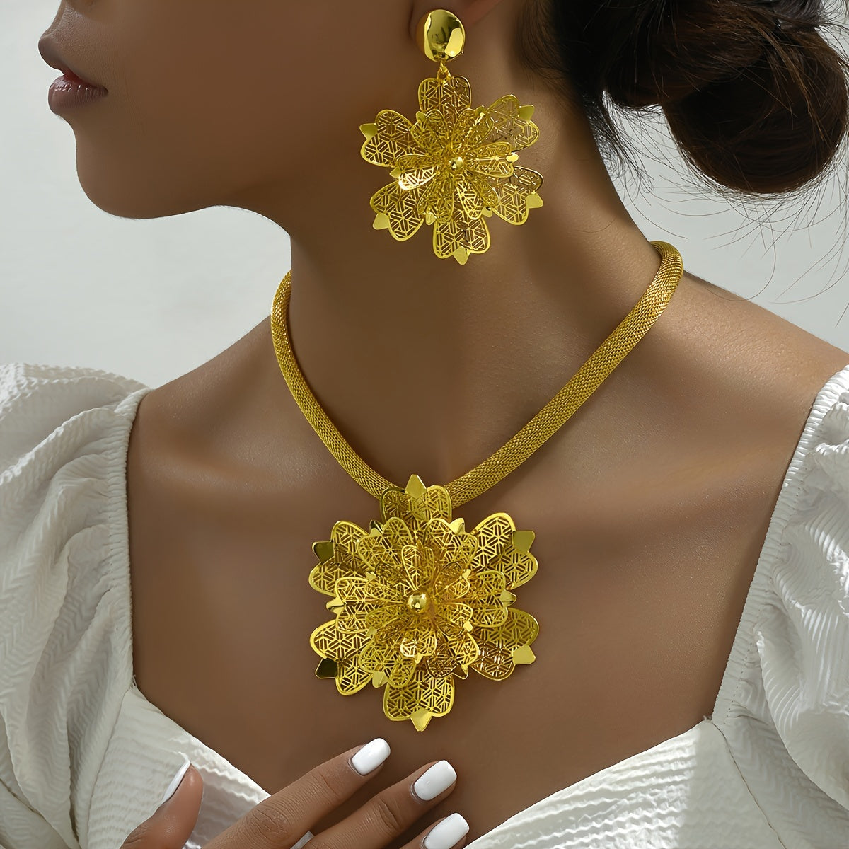 Ensemble de trois pièces à la mode, exquis et élégant