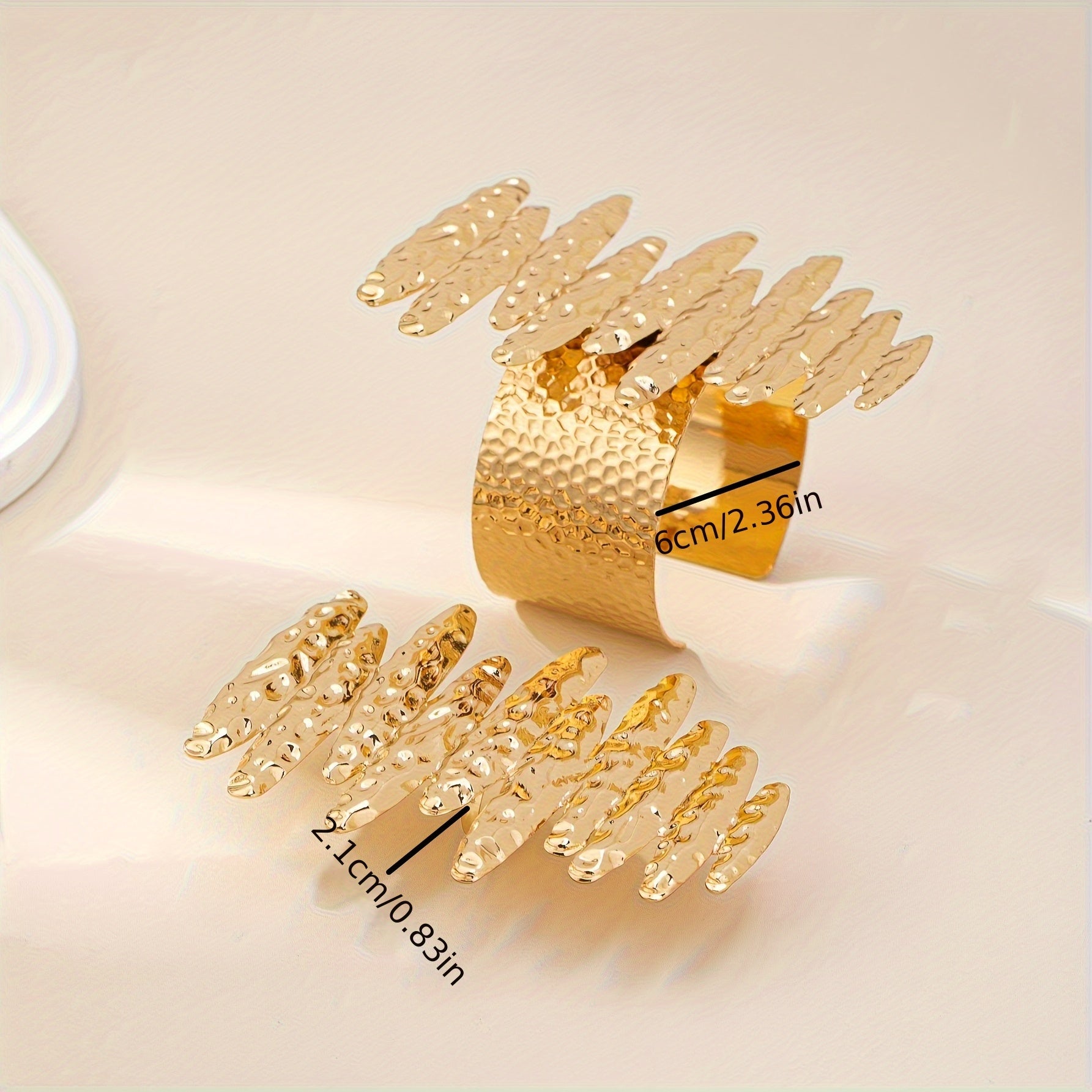 Un ensemble de bagues et de bracelets