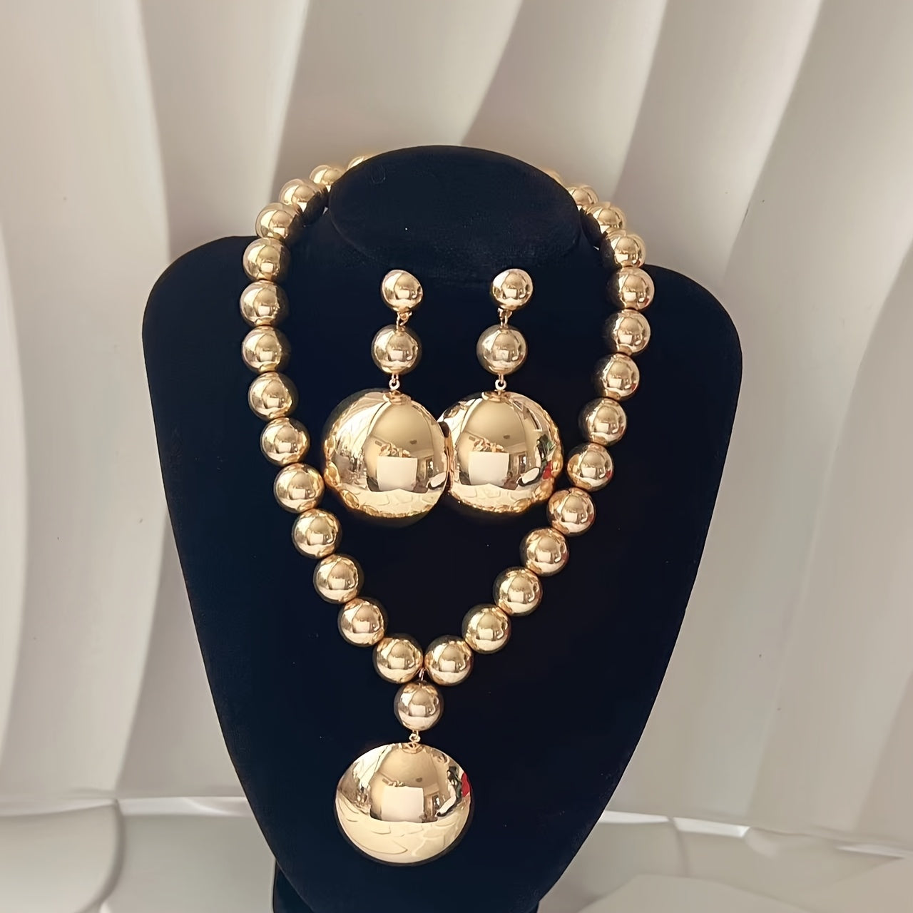Un ensemble de 3 colliers à chaîne à billes texturées en métal.