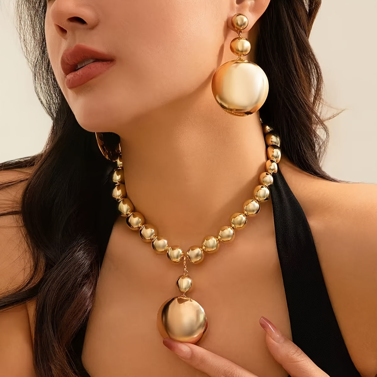 Un ensemble de 3 colliers à chaîne à billes texturées en métal.
