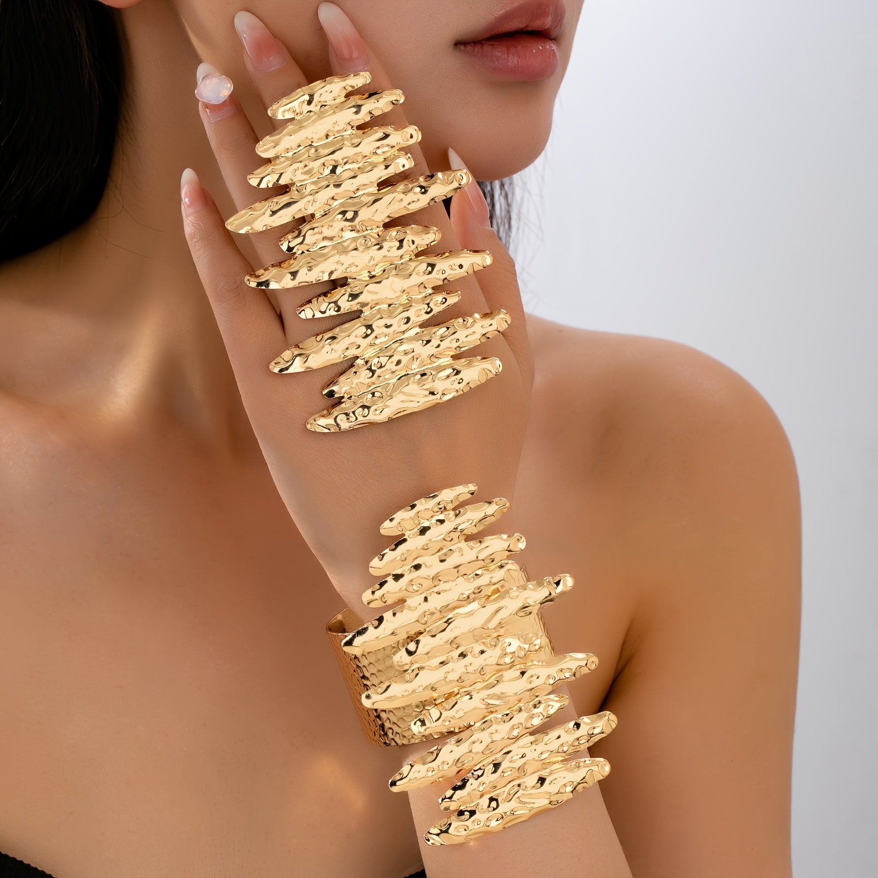 Un ensemble de bagues et de bracelets