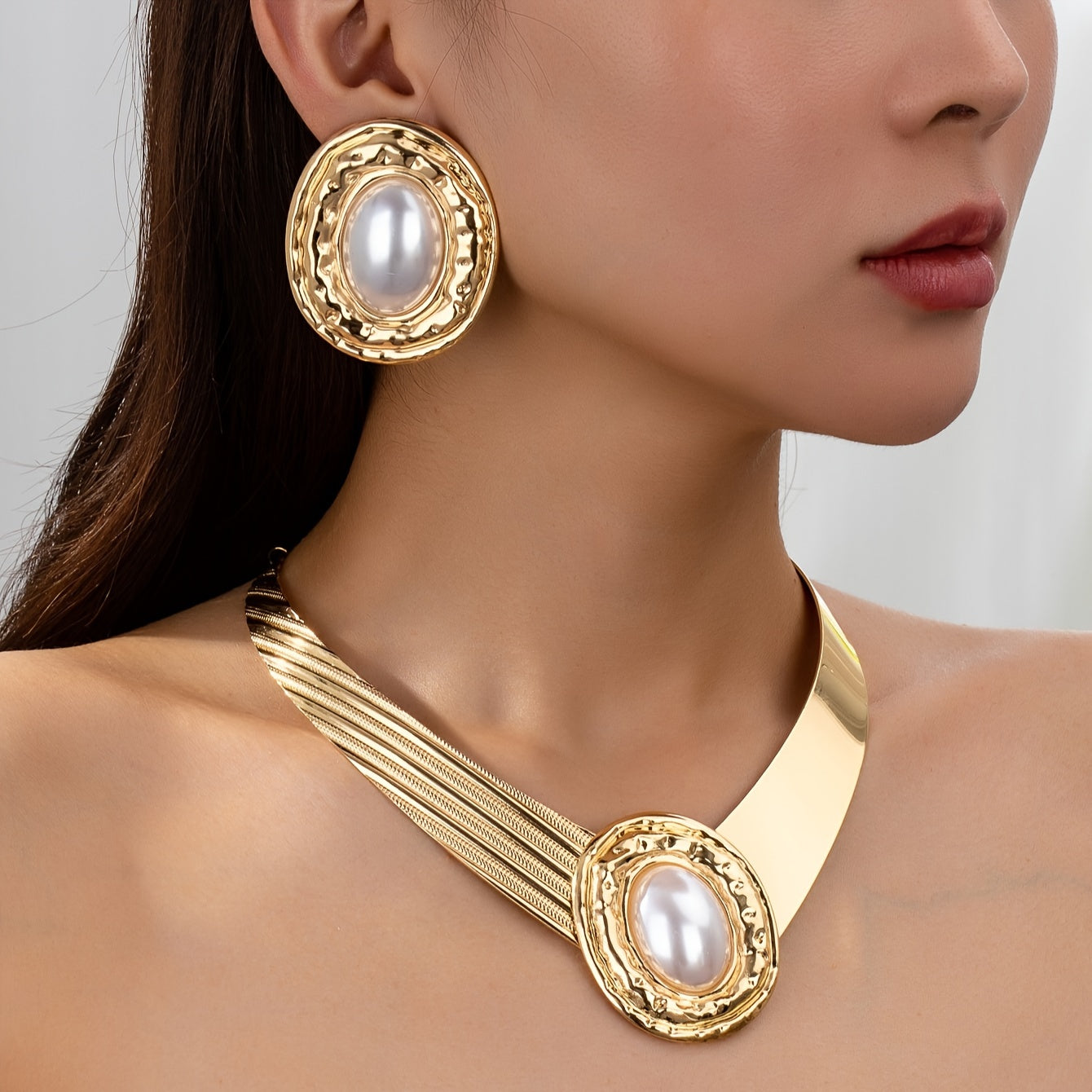 Un Ensemble Audacieux Et Tendance De Boucles D’Oreilles