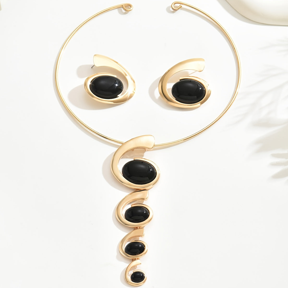 Un ensemble de trois bijoux à la mode pour femmes, avec un long collier pendentif avec plusieurs tailles
