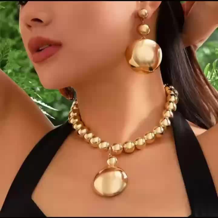 Un ensemble de 3 colliers à chaîne à billes texturées en métal.