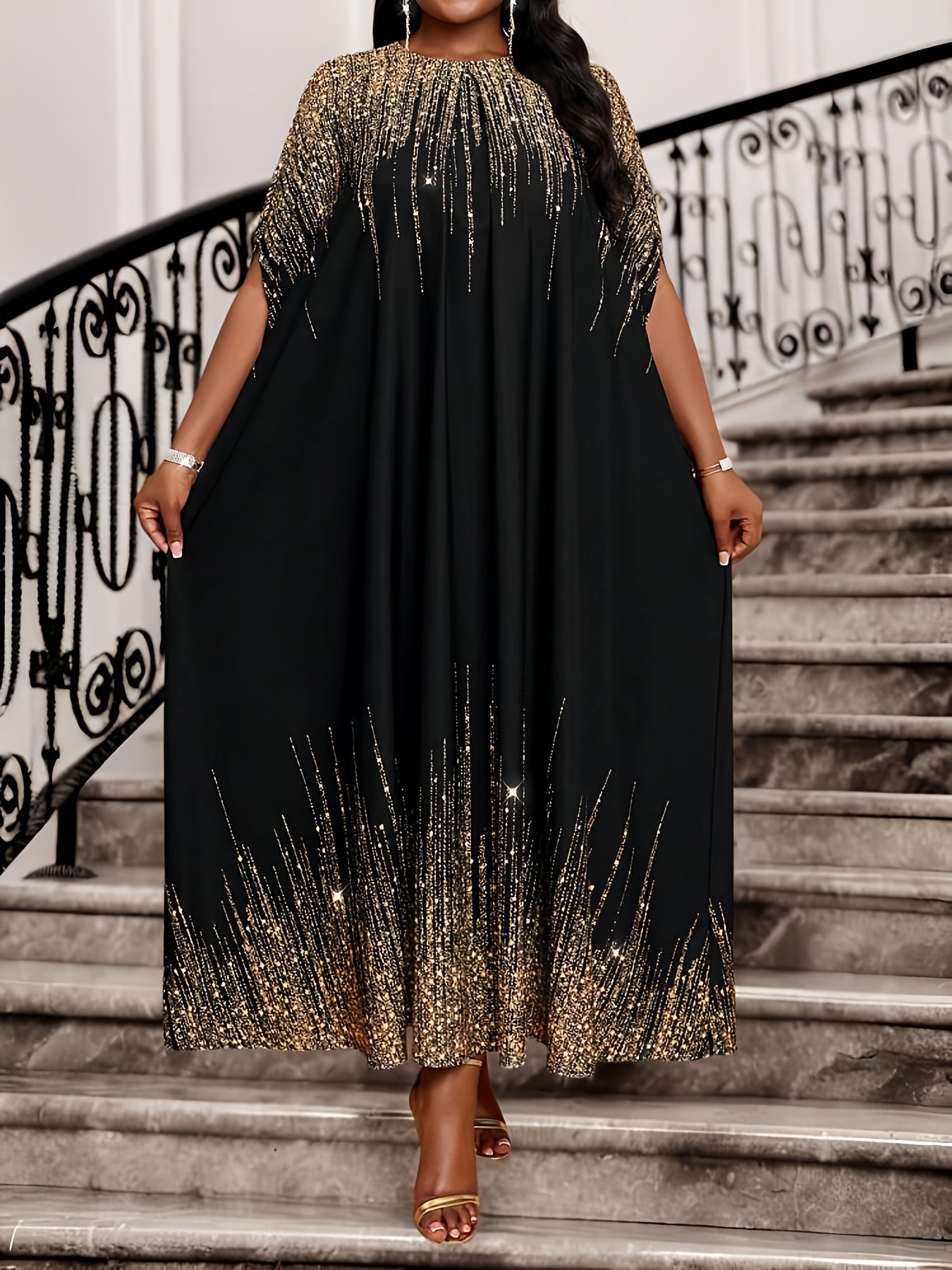 Grande taille - Élégante robe cape noire grande taille avec embellissements dorés