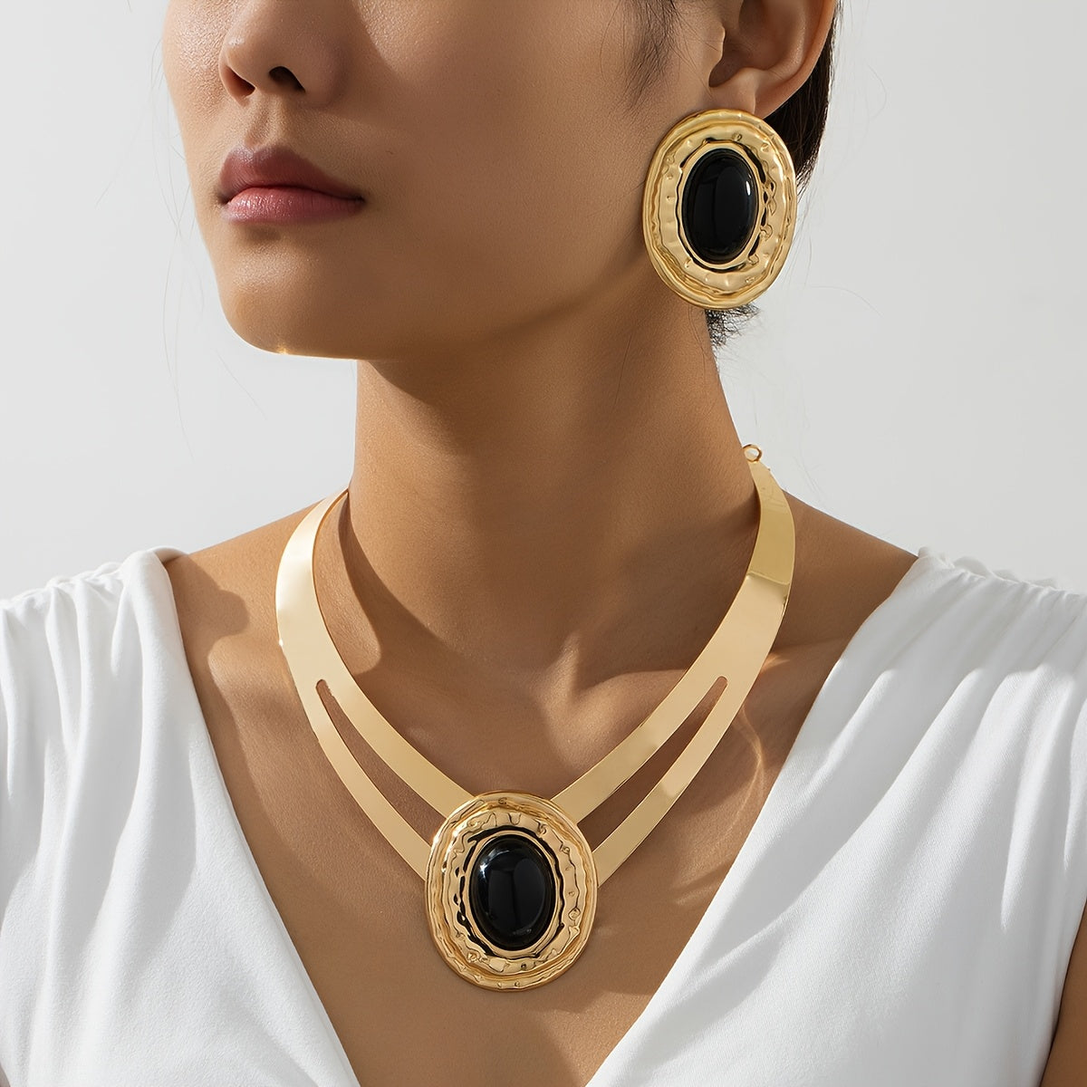 Un Ensemble Audacieux Et Tendance De Boucles D’Oreilles