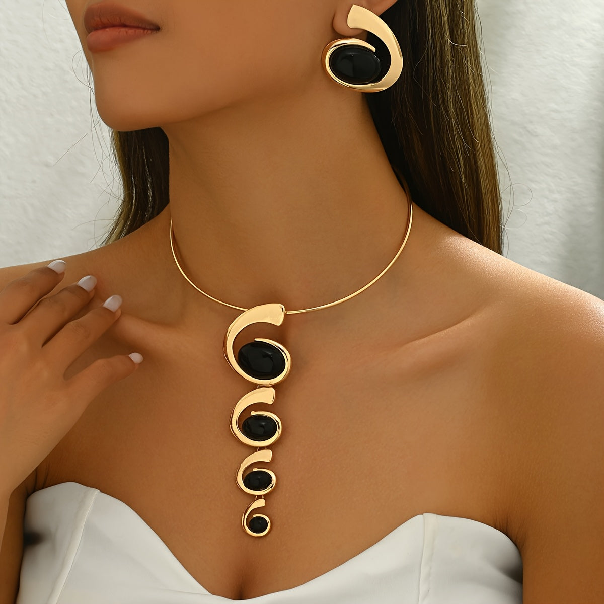 Un ensemble de trois bijoux à la mode pour femmes, avec un long collier pendentif avec plusieurs tailles