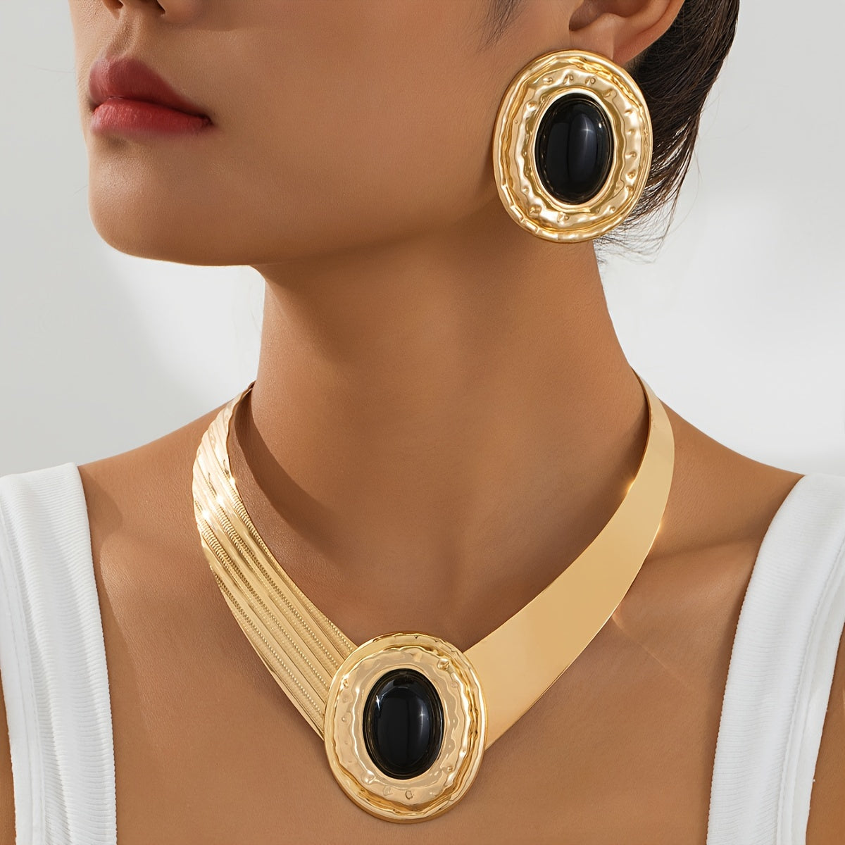 Un Ensemble Audacieux Et Tendance De Boucles D’Oreilles