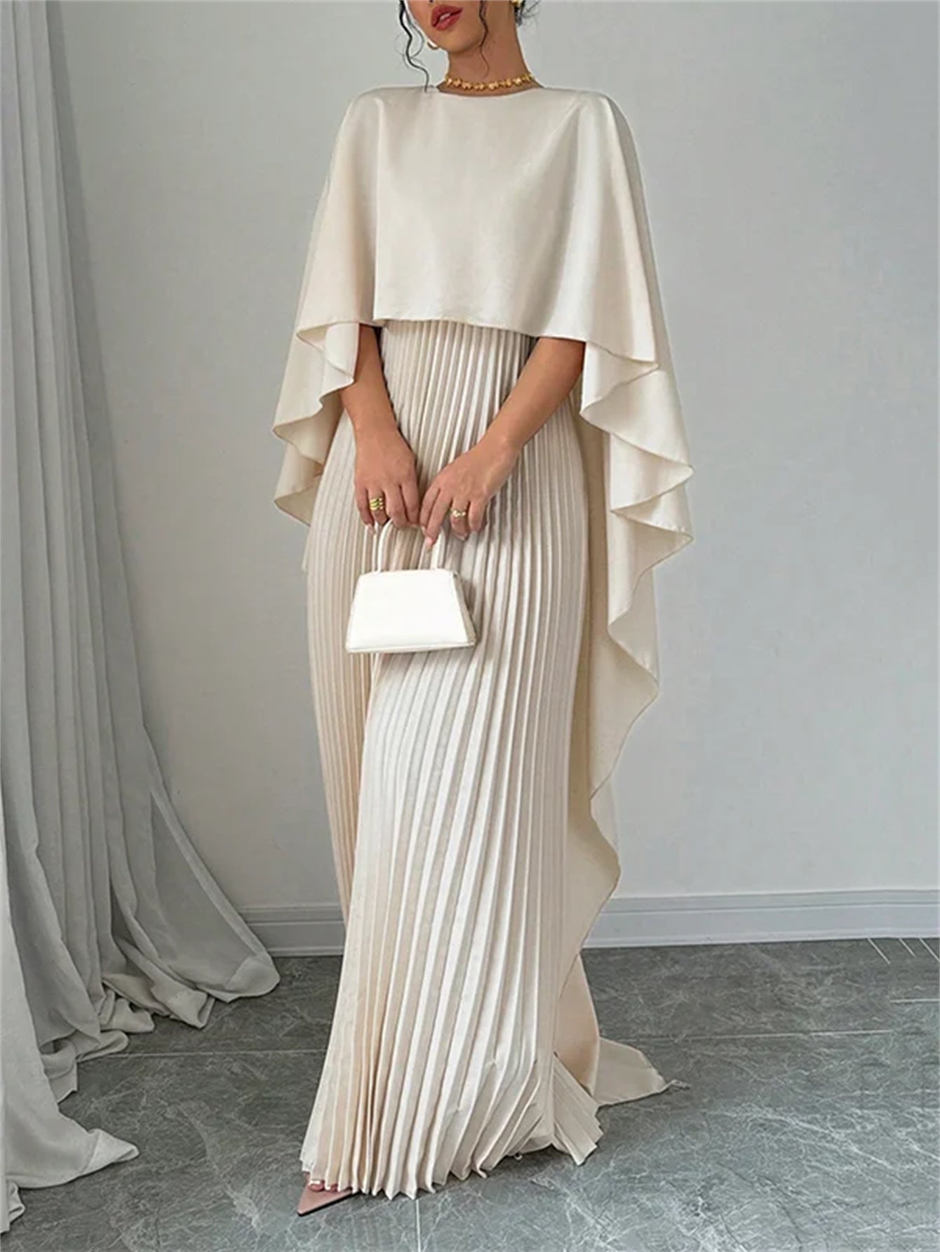 Élégante robe plissée de couleur unie