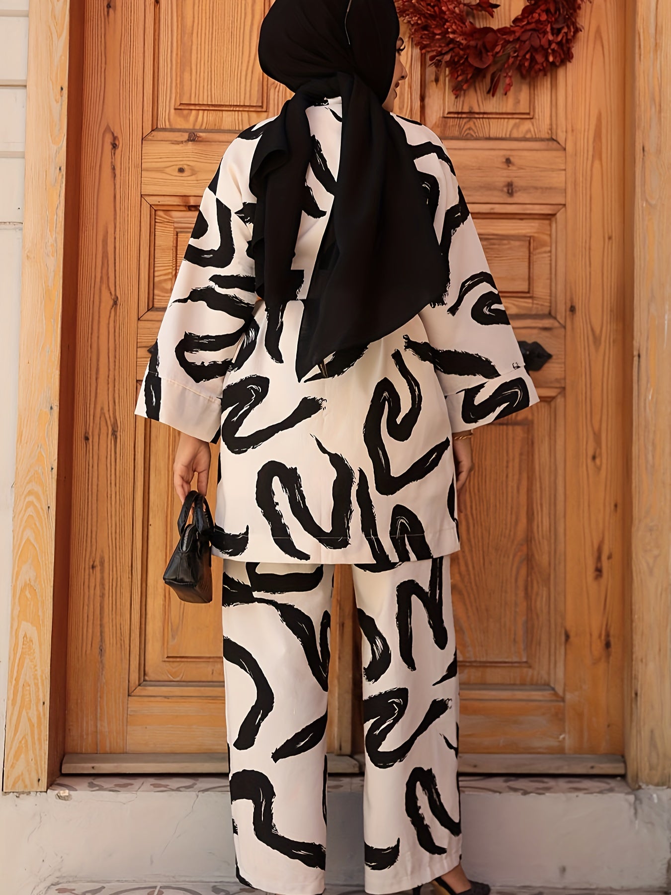 Ensemble d’abaya élégant à imprimé géométrique ouvert sur le devant avec ceinture