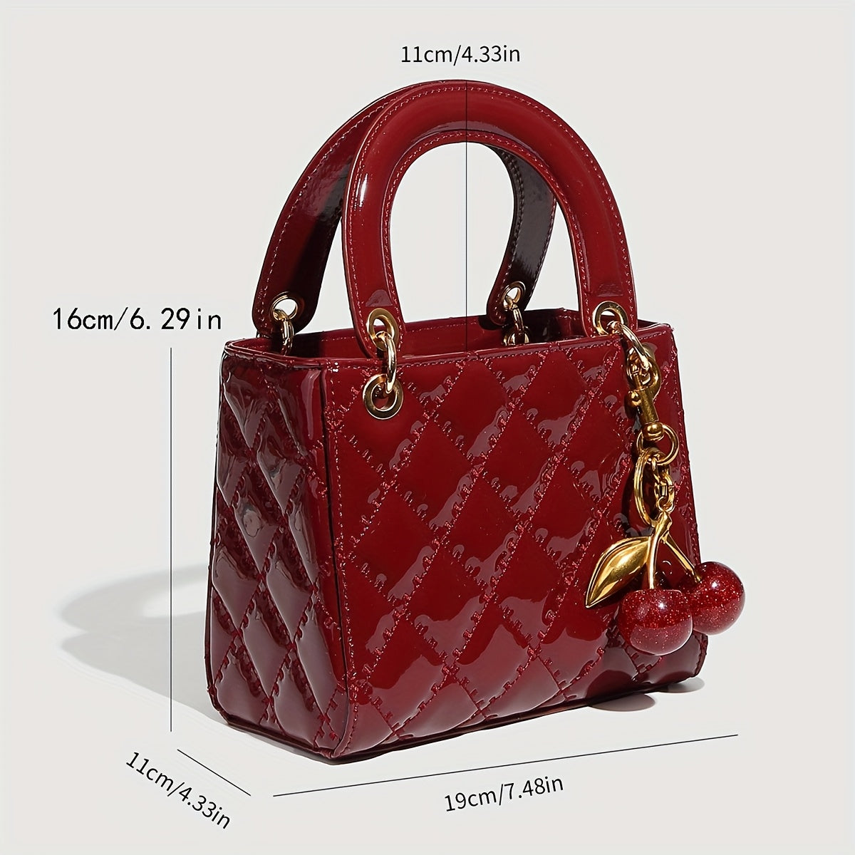 Sac à main rouge élégant avec quincaillerie dorée, fermeture magnétique et motif détaillé