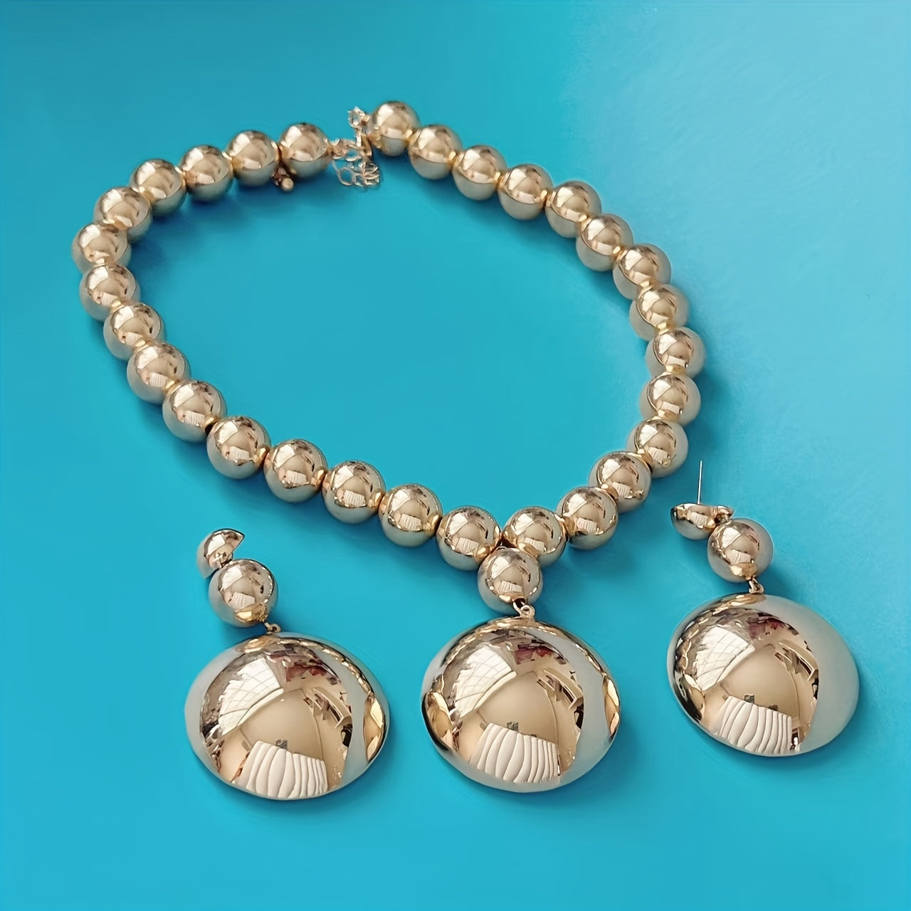 Un ensemble de 3 colliers à chaîne à billes texturées en métal.