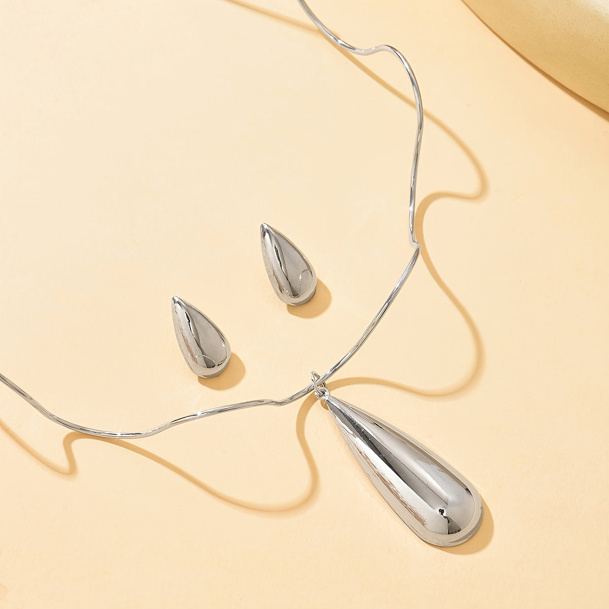 1 ensemble de 3 boucles d'oreilles en forme de larme et collier ras du cou d'inspiration vintage