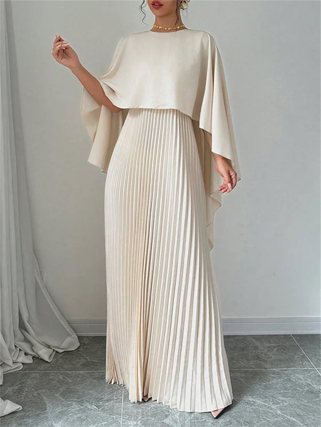 Élégante robe plissée de couleur unie
