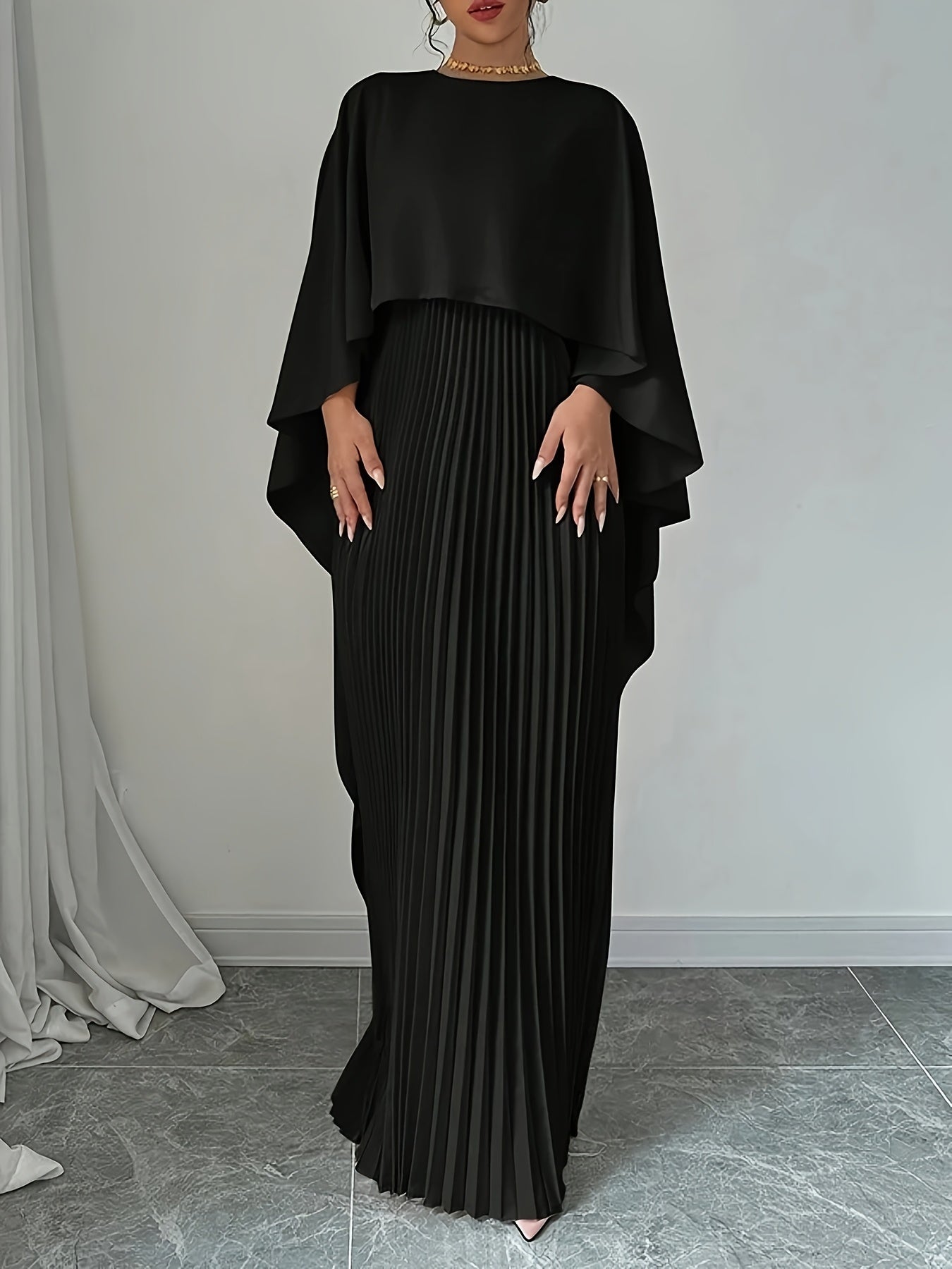 Élégante robe plissée de couleur unie avec un design en faux deux pièces