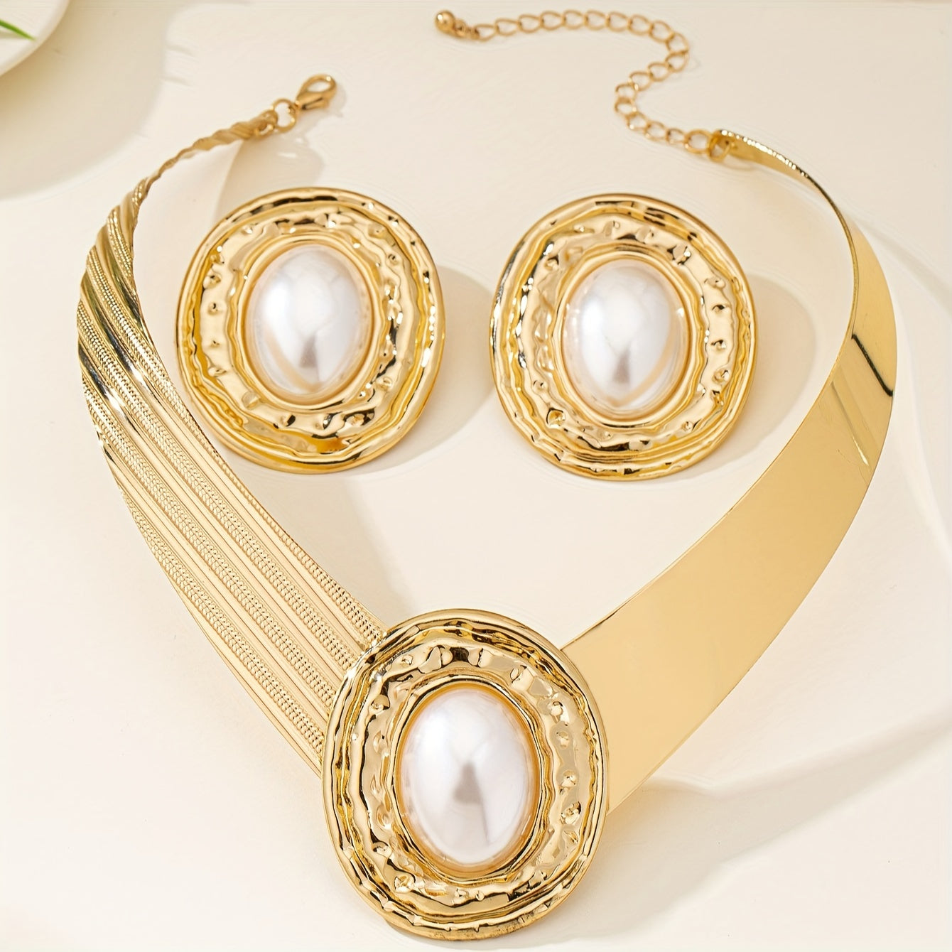 Un Ensemble Audacieux Et Tendance De Boucles D’Oreilles
