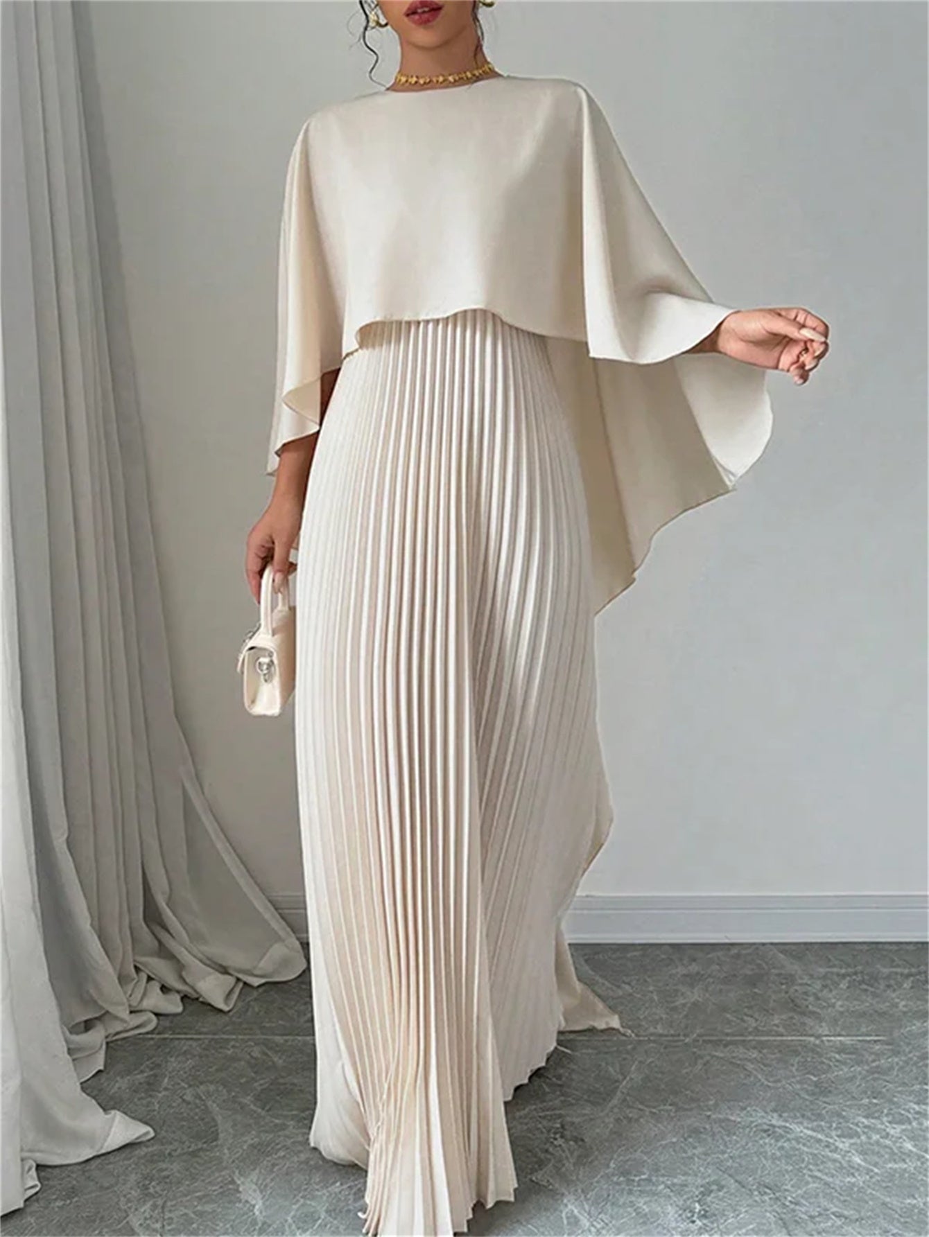 Élégante robe plissée de couleur unie avec un design en faux deux pièces