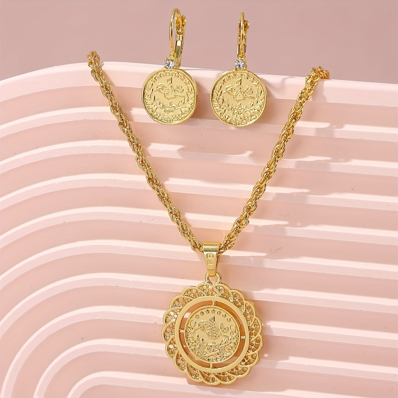 Ensemble de collier et de boucles d’oreilles de style ethnique rond