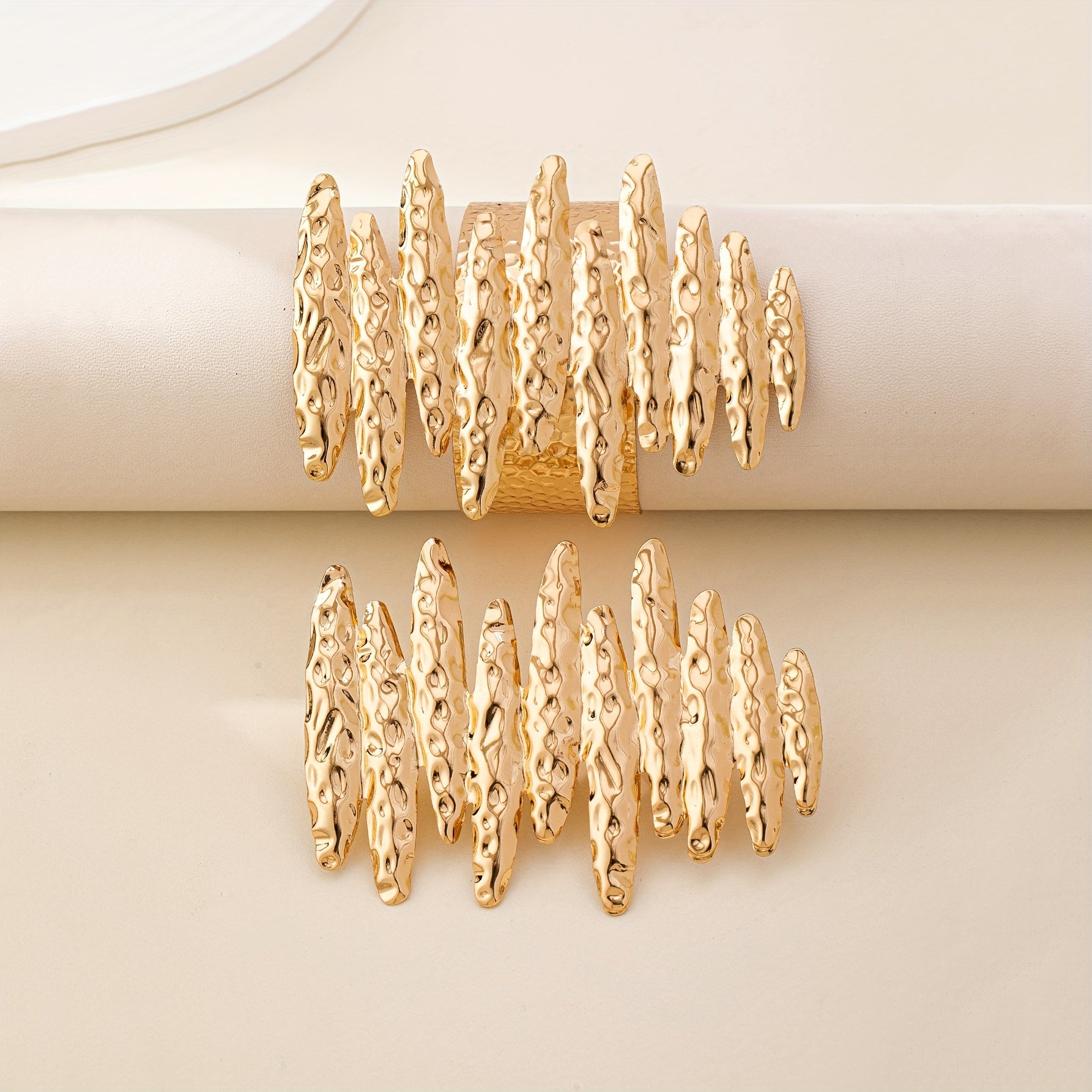 Un ensemble de bagues et de bracelets