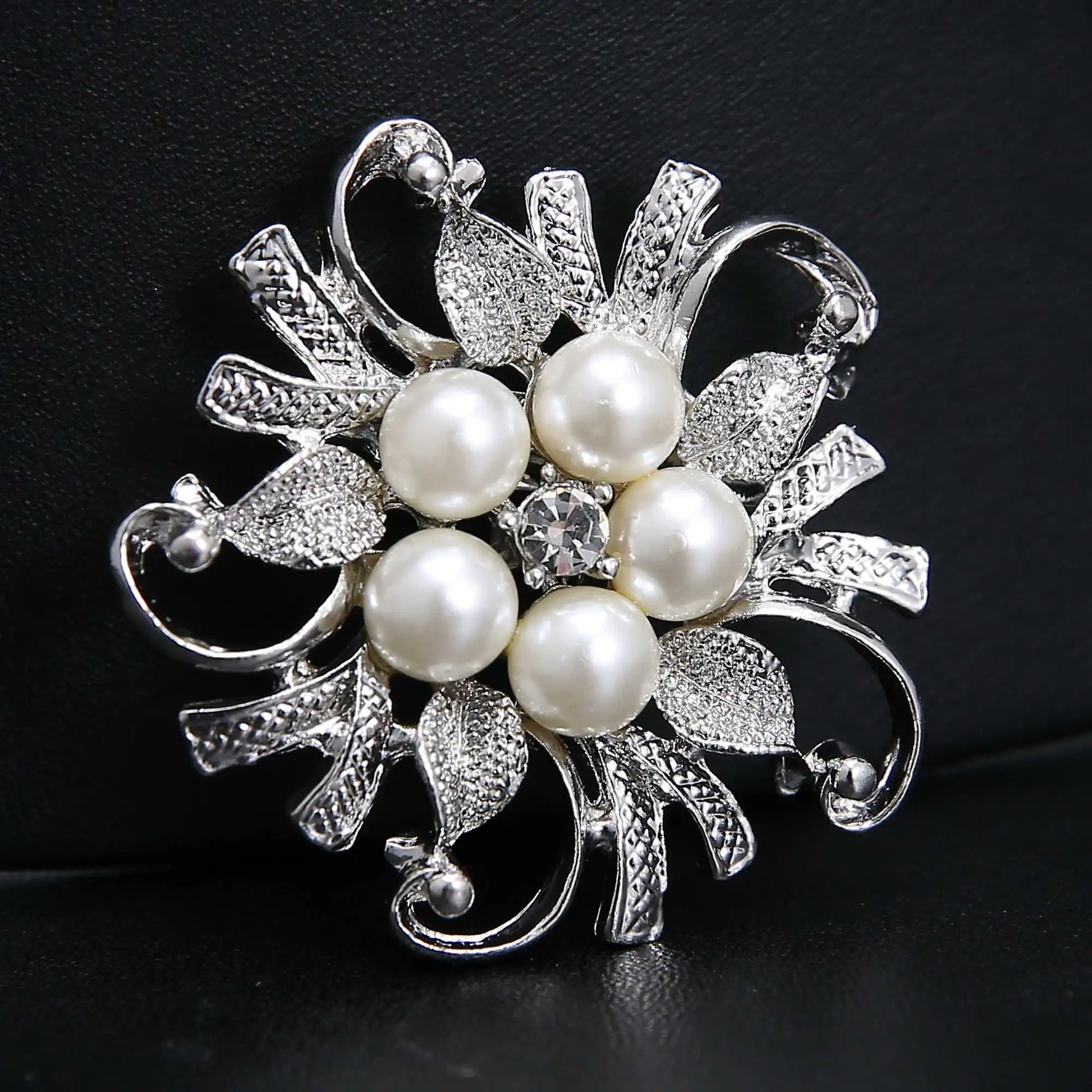 Broche à fleurs en cristal pour femmes, bleu profond, plante, Badge élégant, bijoux à la mode, broche pour fête de mariage, cadeaux de fête