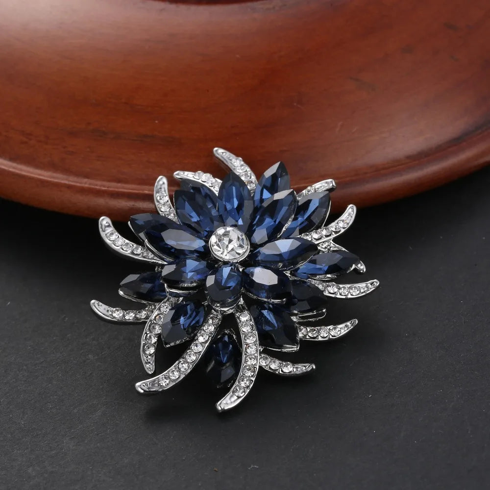 Broche à fleurs en cristal pour femmes, bleu profond, plante, Badge élégant, bijoux à la mode, broche pour fête de mariage, cadeaux de fête