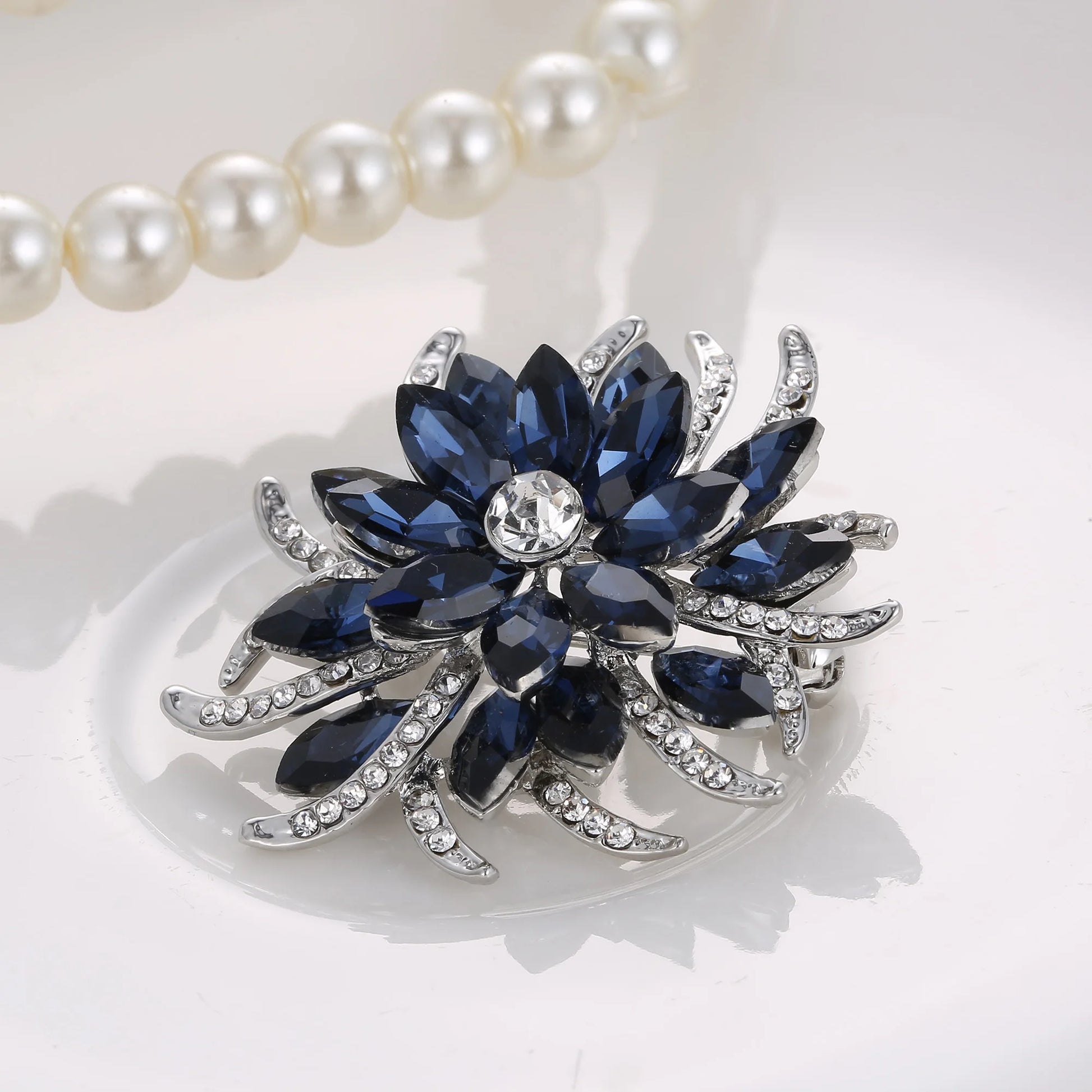 Broche à fleurs en cristal pour femmes, bleu profond, plante, Badge élégant, bijoux à la mode, broche pour fête de mariage, cadeaux de fête