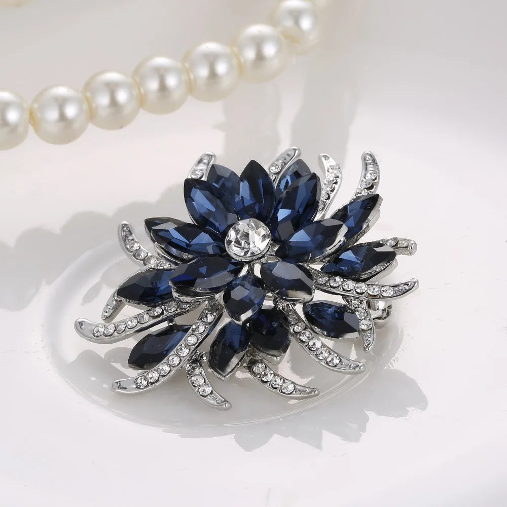 Broche à fleurs en cristal pour femmes, bleu profond, plante, Badge élégant, bijoux à la mode, broche pour fête de mariage, cadeaux de fête