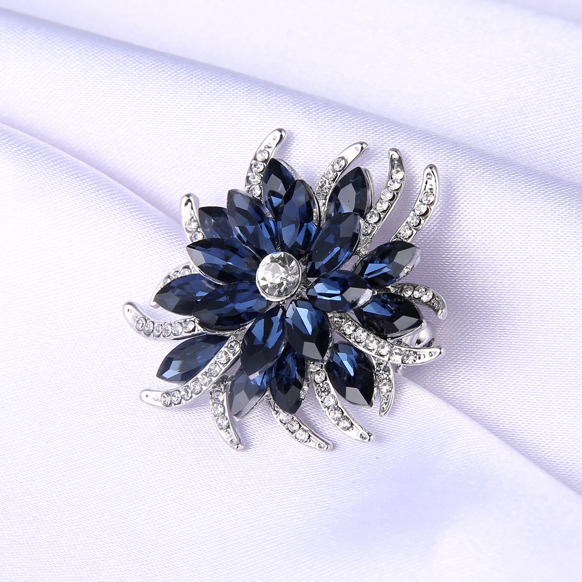 Broche à fleurs en cristal pour femmes, bleu profond, plante, Badge élégant, bijoux à la mode, broche pour fête de mariage, cadeaux de fête