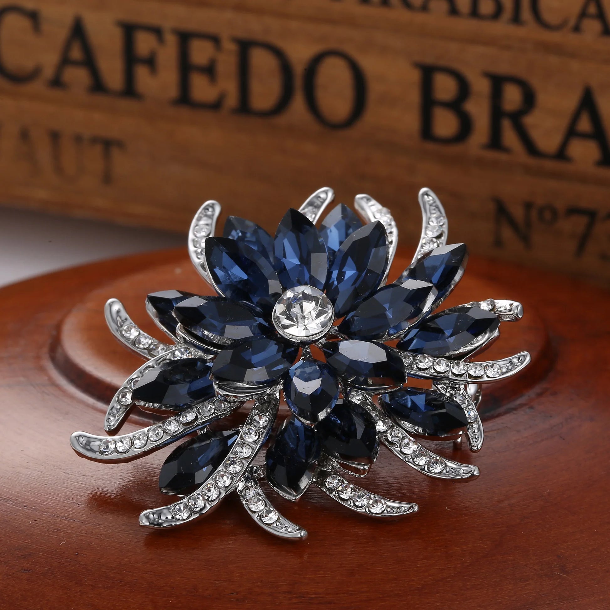 Broche à fleurs en cristal pour femmes, bleu profond, plante, Badge élégant, bijoux à la mode, broche pour fête de mariage, cadeaux de fête