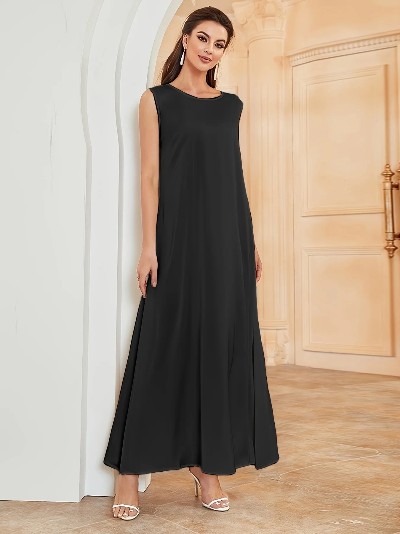 Une robe élégante de style gilet, qui peut être portée comme une couche intérieure d'Abaya, avec un tissu satiné brillant