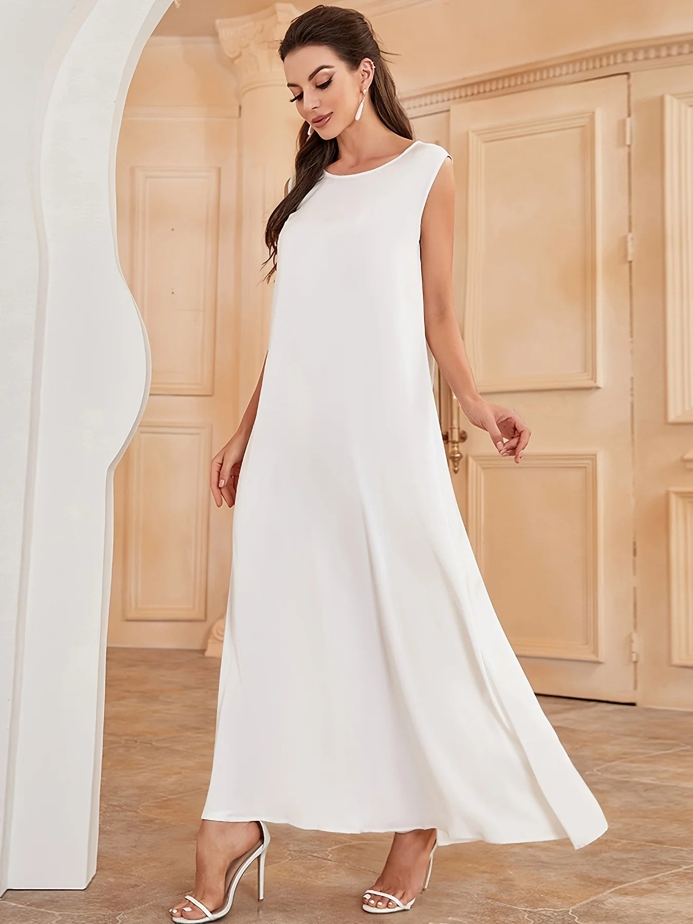 Une robe élégante de style gilet, qui peut être portée comme une couche intérieure d'Abaya, avec un tissu satiné brillant
