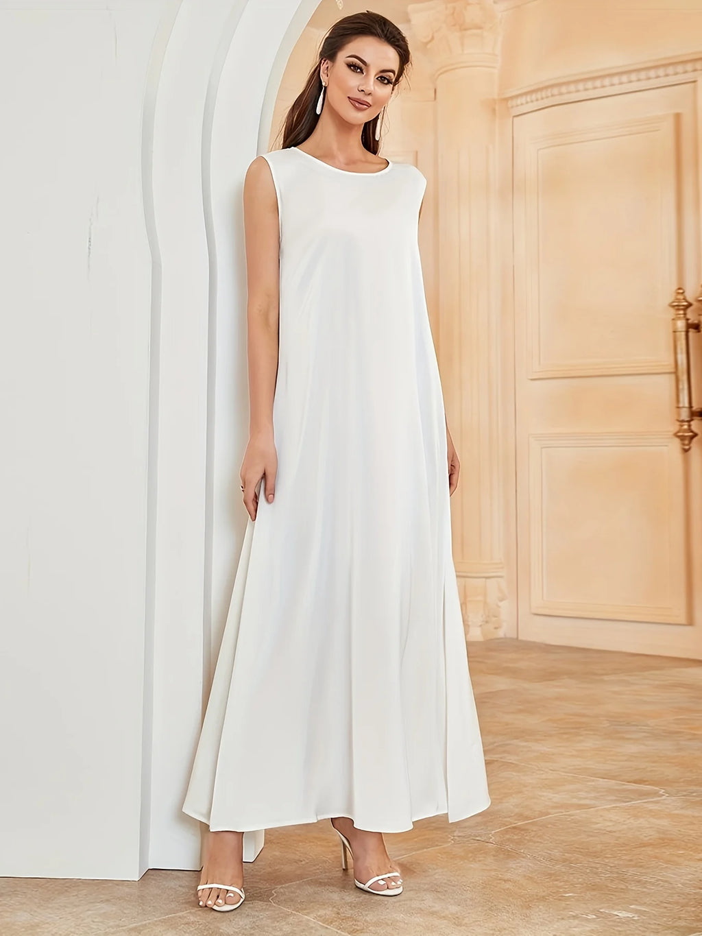 Une robe élégante de style gilet, qui peut être portée comme une couche intérieure d'Abaya, avec un tissu satiné brillant