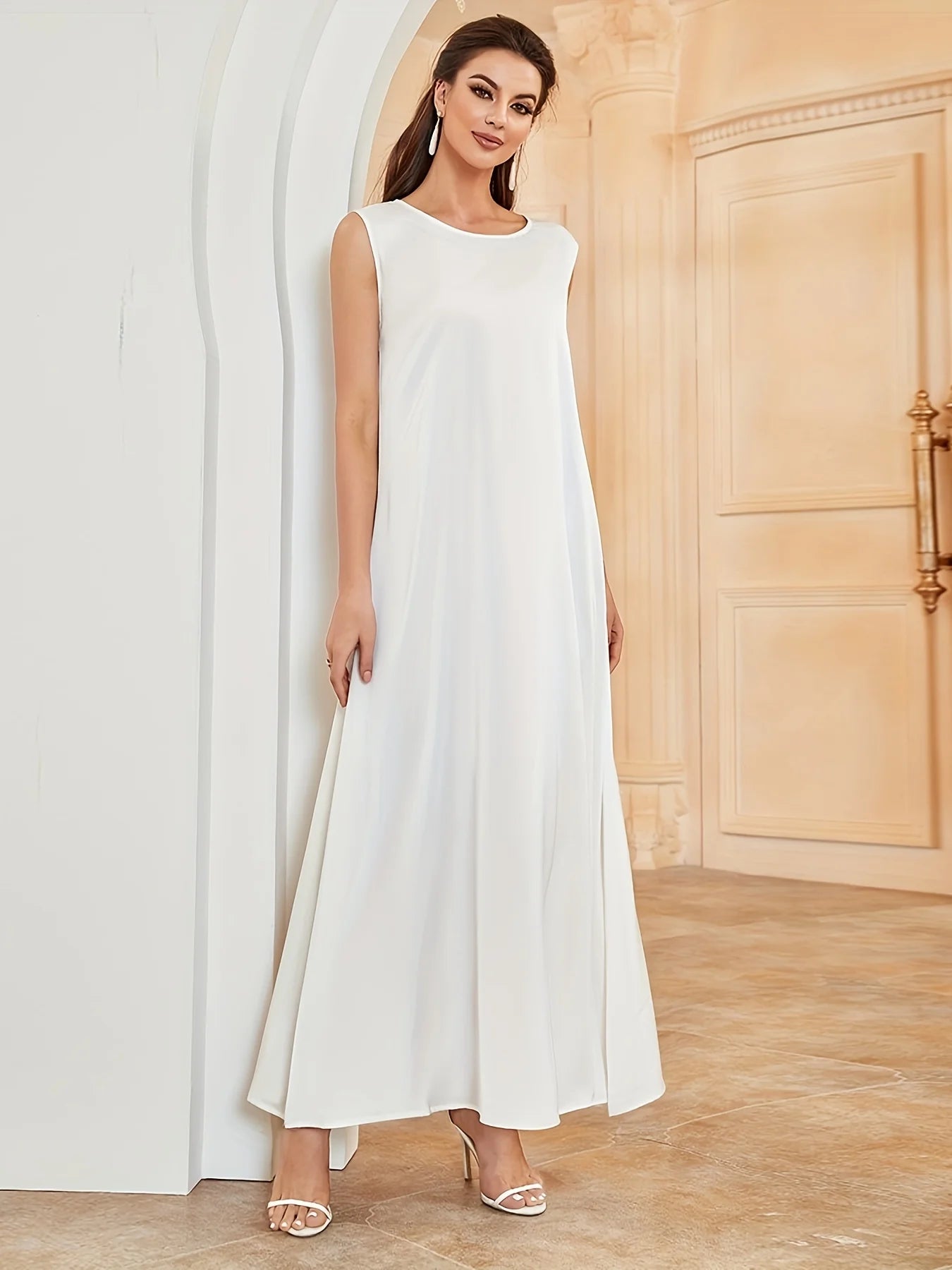 Une robe élégante de style gilet, qui peut être portée comme une couche intérieure d'Abaya, avec un tissu satiné brillant