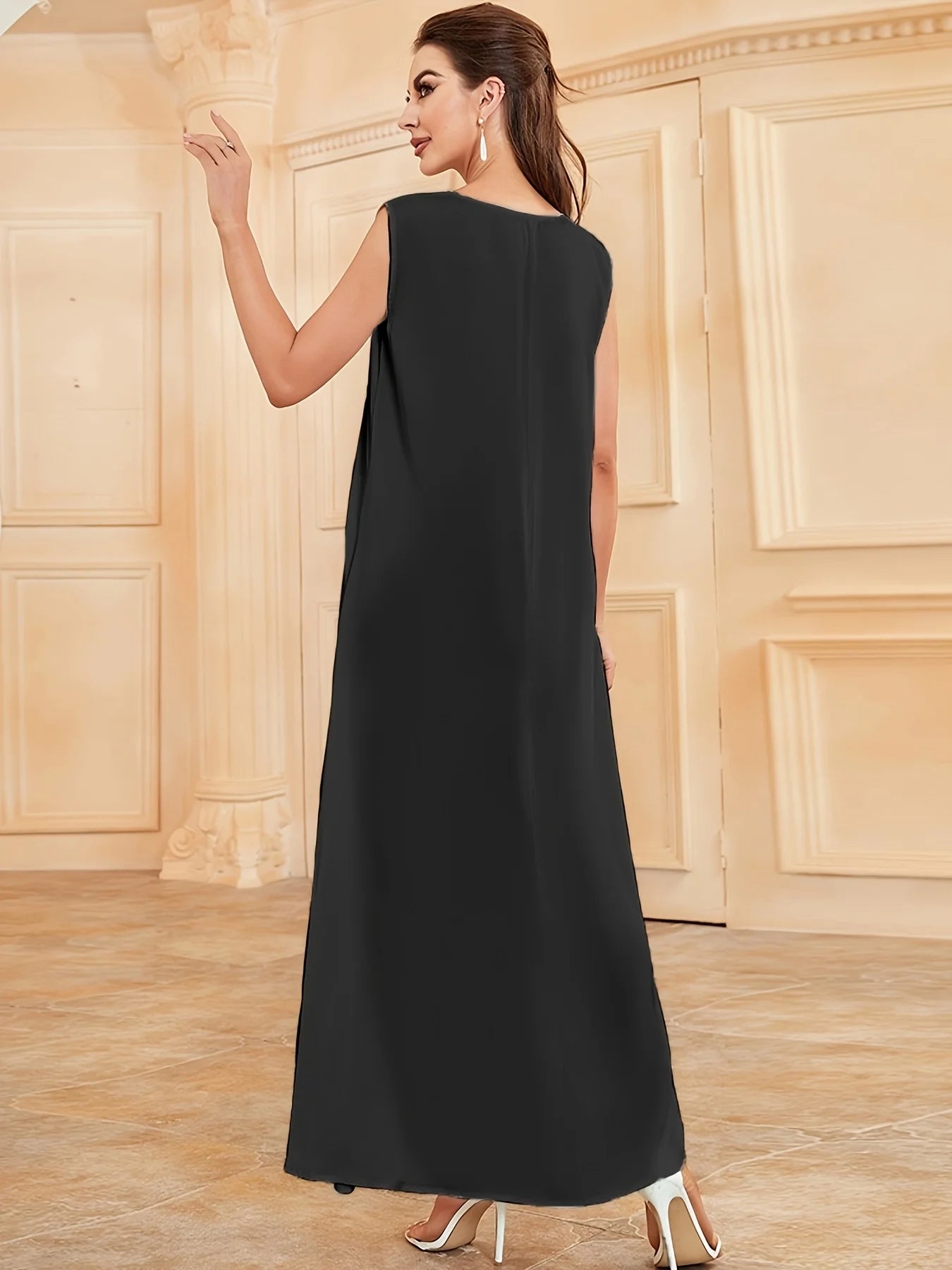 Une robe élégante de style gilet, qui peut être portée comme une couche intérieure d'Abaya, avec un tissu satiné brillant