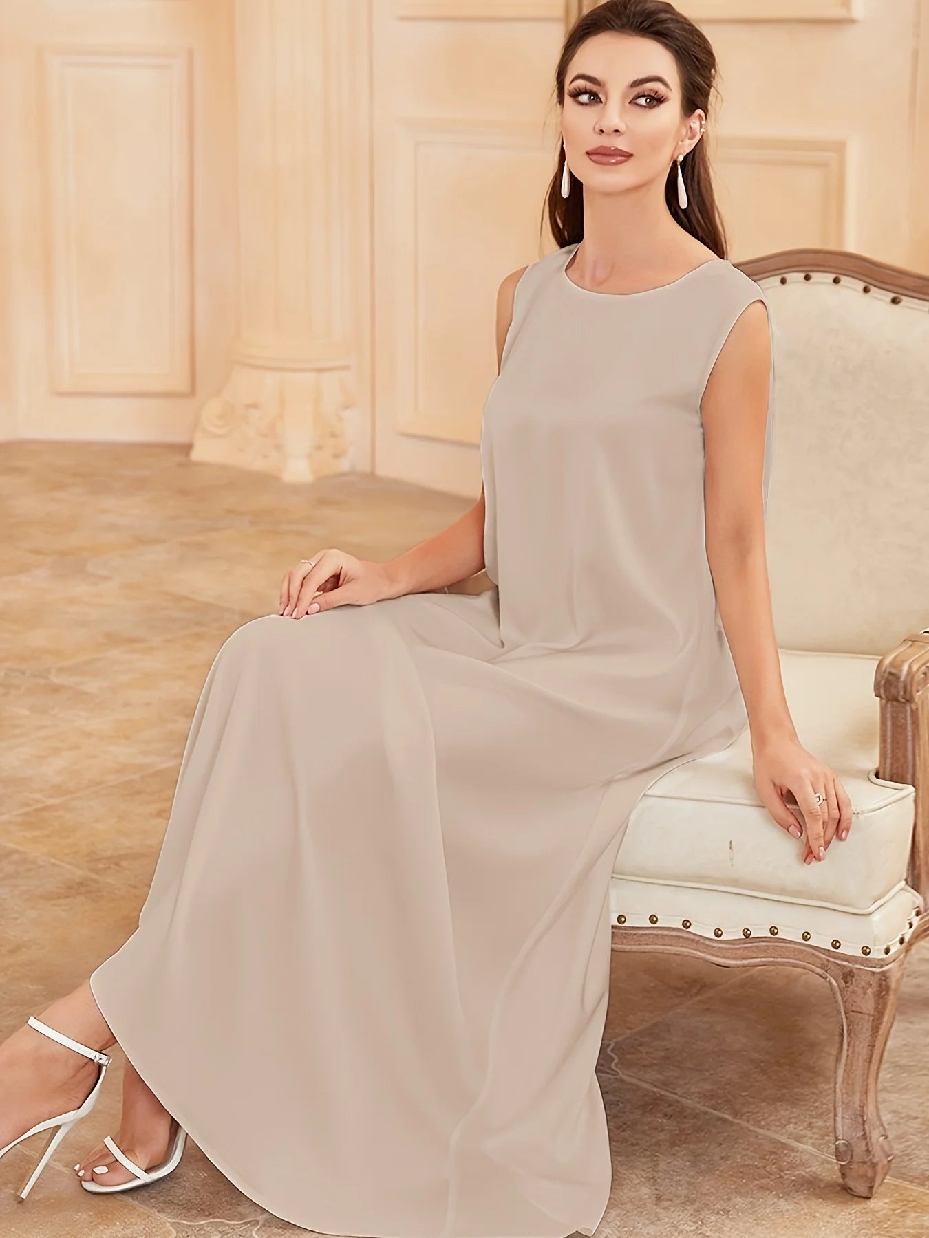 Une robe élégante de style gilet, qui peut être portée comme une couche intérieure d'Abaya, avec un tissu satiné brillant