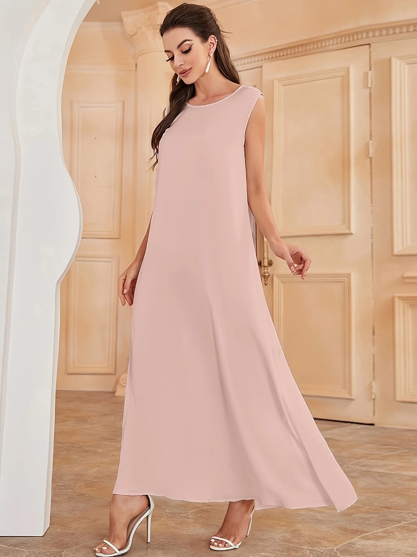 Une robe élégante de style gilet, qui peut être portée comme une couche intérieure d'Abaya, avec un tissu satiné brillant