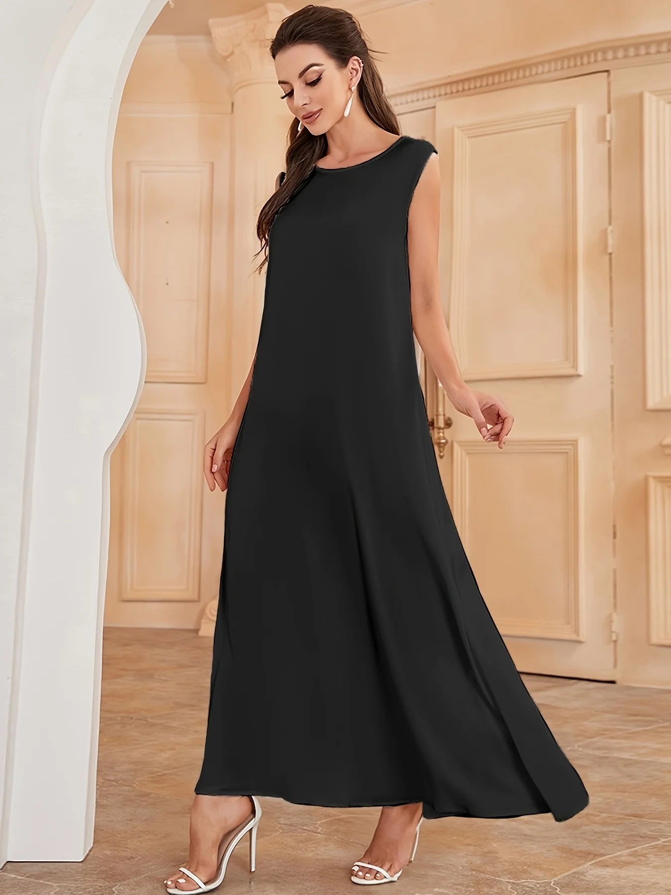 Une robe élégante de style gilet, qui peut être portée comme une couche intérieure d'Abaya, avec un tissu satiné brillant