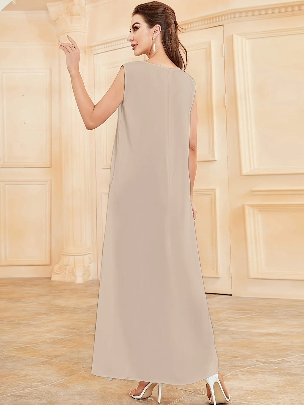 Une robe élégante de style gilet, qui peut être portée comme une couche intérieure d'Abaya, avec un tissu satiné brillant