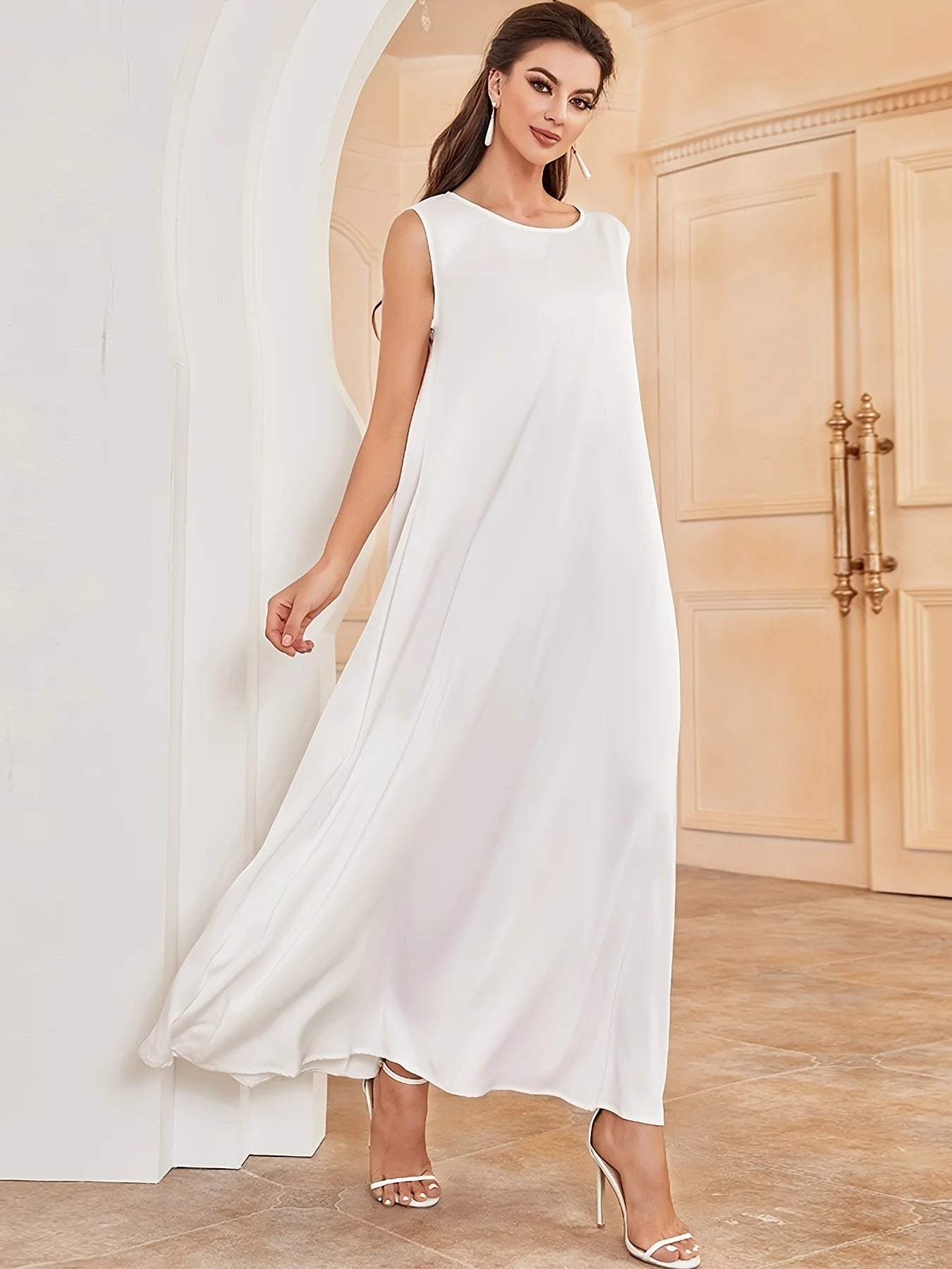 Une robe élégante de style gilet, qui peut être portée comme une couche intérieure d'Abaya, avec un tissu satiné brillant