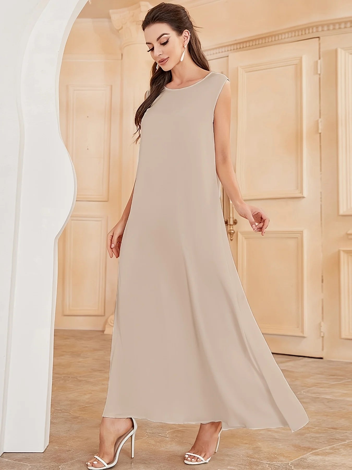 Une robe élégante de style gilet, qui peut être portée comme une couche intérieure d'Abaya, avec un tissu satiné brillant