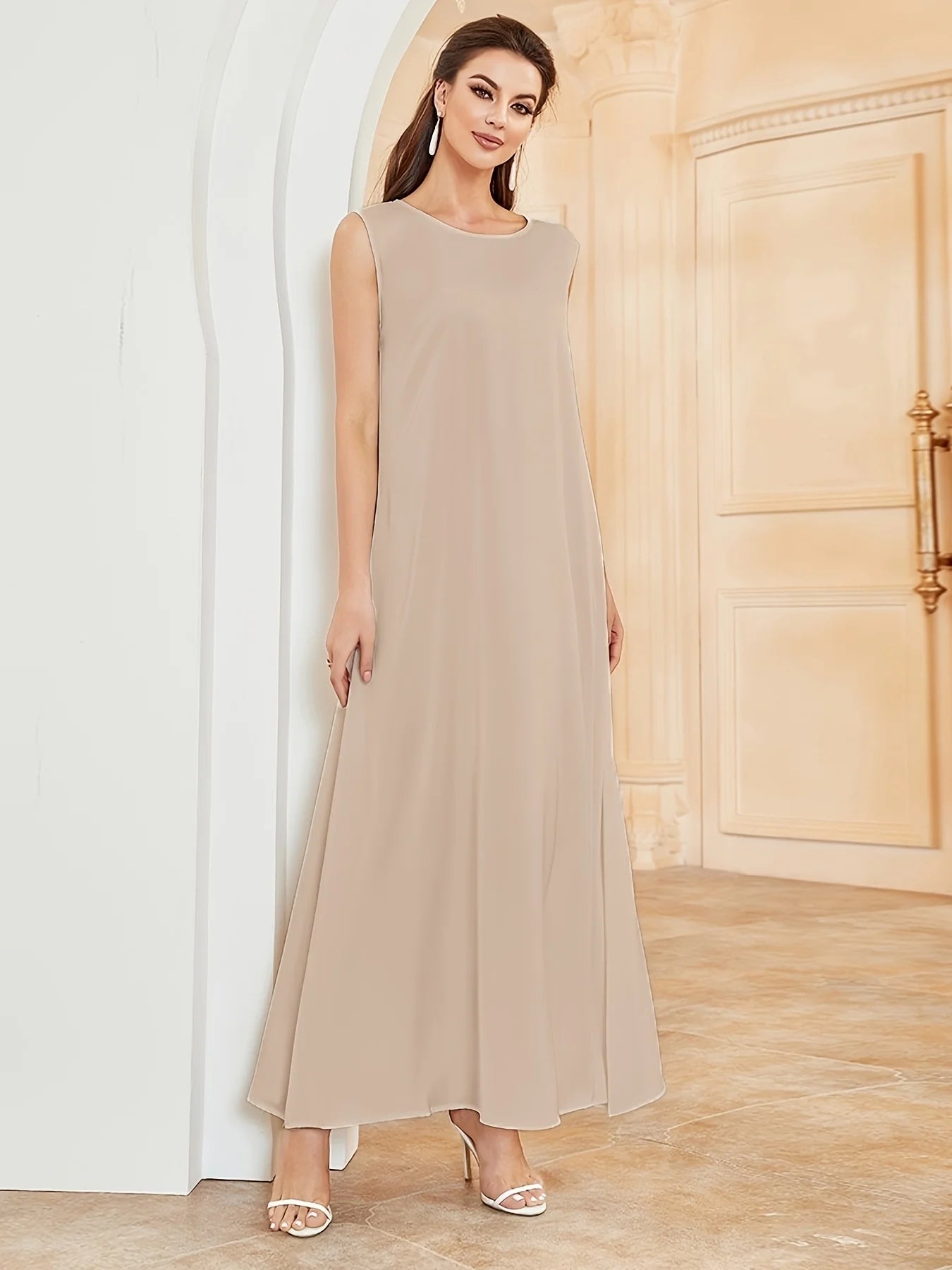 Une robe élégante de style gilet, qui peut être portée comme une couche intérieure d'Abaya, avec un tissu satiné brillant