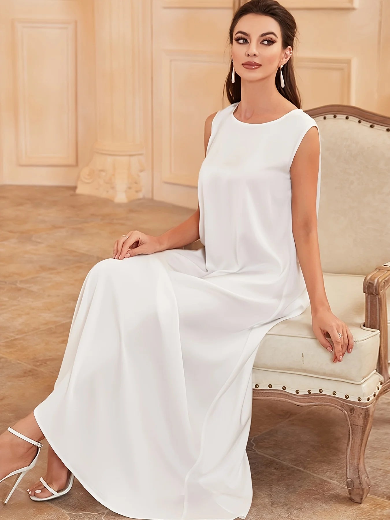 Une robe élégante de style gilet, qui peut être portée comme une couche intérieure d'Abaya, avec un tissu satiné brillant