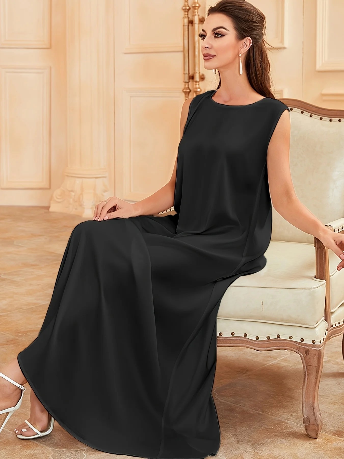 Une robe élégante de style gilet, qui peut être portée comme une couche intérieure d'Abaya, avec un tissu satiné brillant