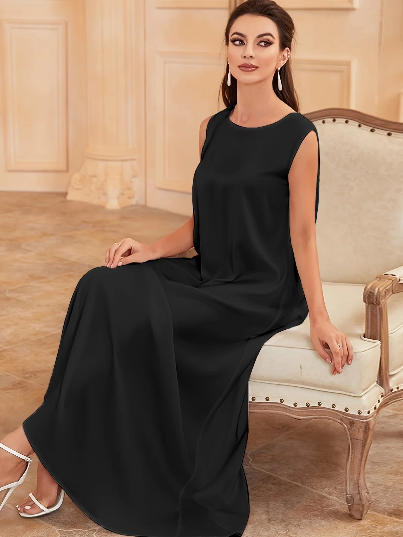 Une robe élégante de style gilet, qui peut être portée comme une couche intérieure d'Abaya, avec un tissu satiné brillant