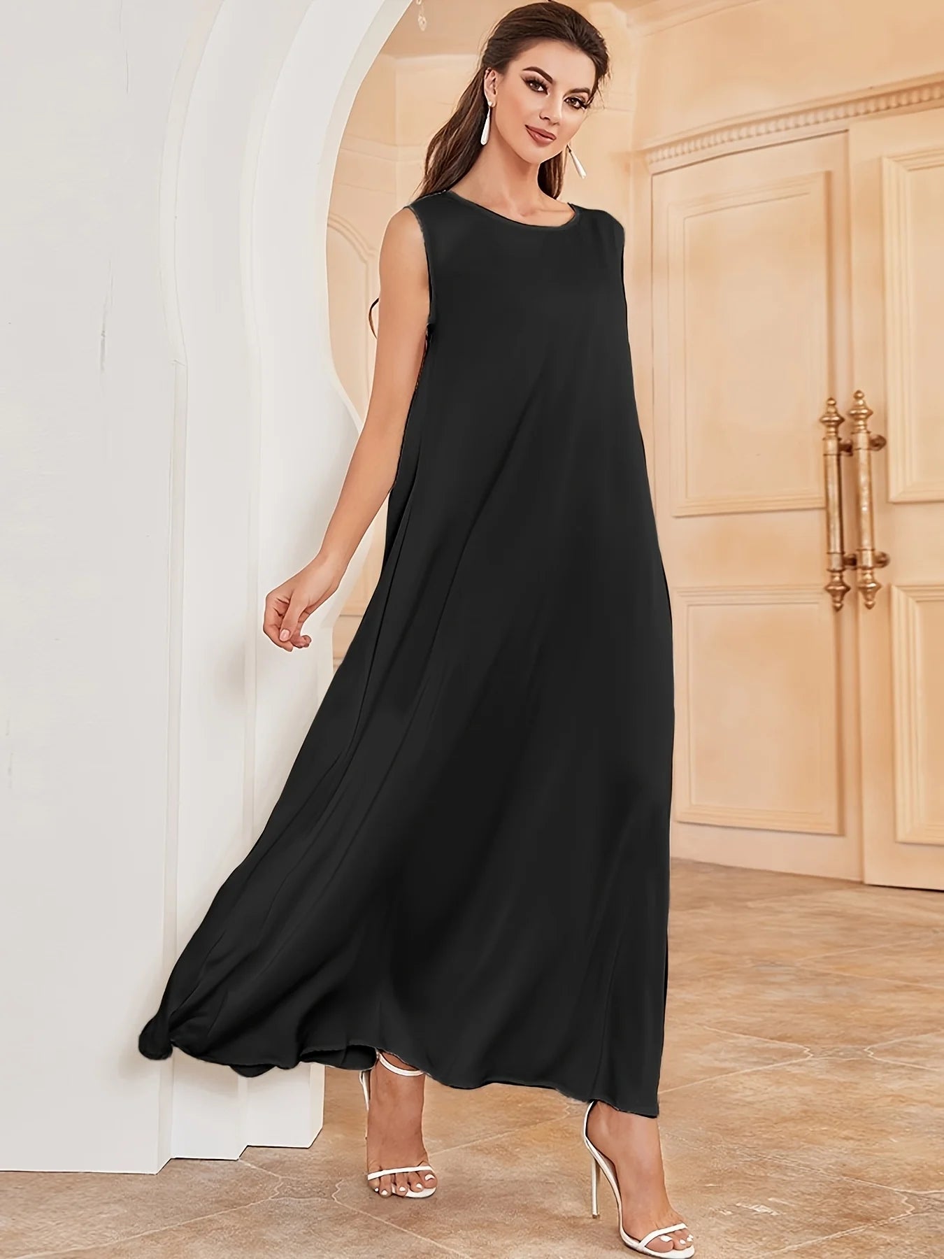 Une robe élégante de style gilet, qui peut être portée comme une couche intérieure d'Abaya, avec un tissu satiné brillant