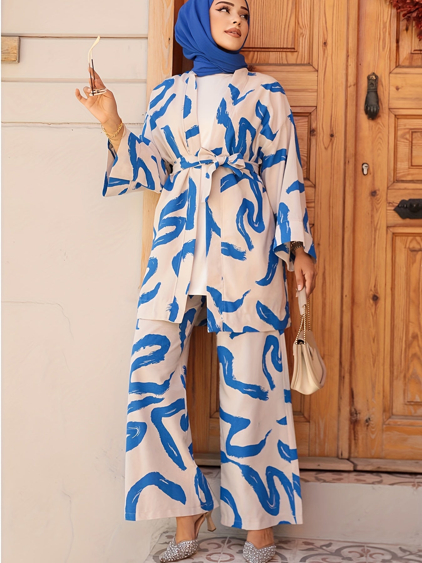 Ensemble d’abaya élégant à imprimé géométrique ouvert sur le devant avec ceinture