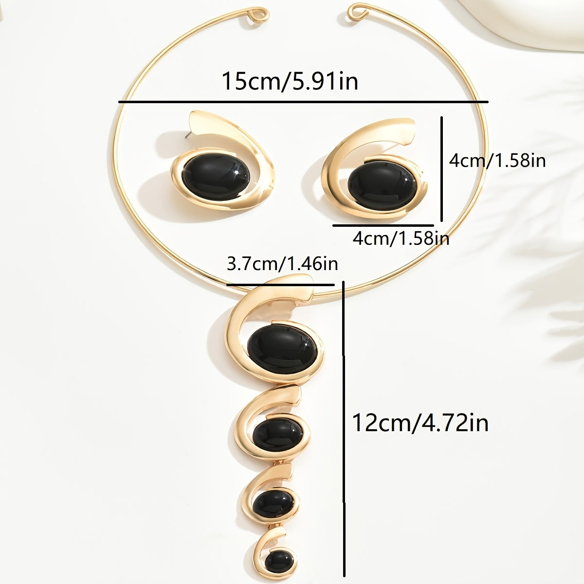 Un ensemble de trois bijoux à la mode pour femmes, avec un long collier pendentif avec plusieurs tailles