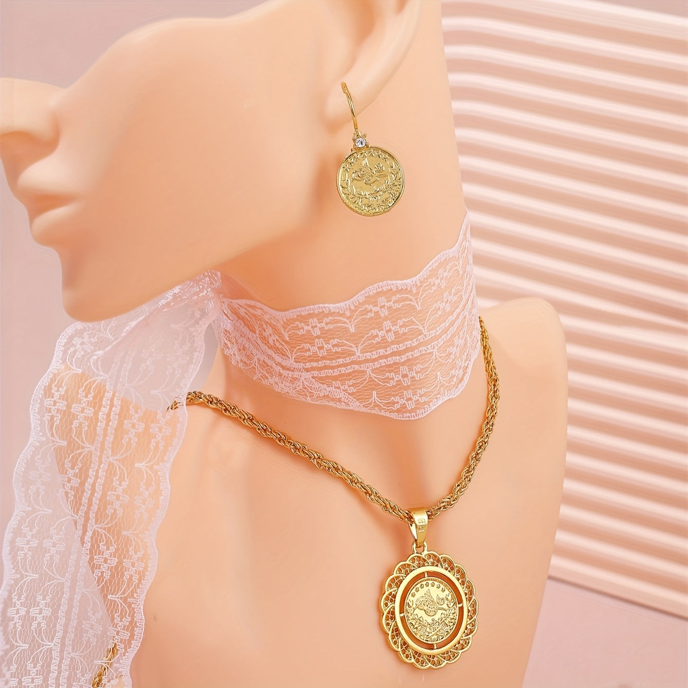 Ensemble de collier et de boucles d’oreilles de style ethnique rond